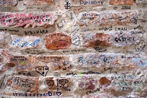 Backsteinmauer mit Text